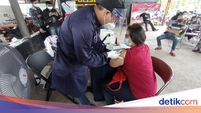 Vaksinasi di Markas Brimob Cirebon, Warga Dapat Sembako ...