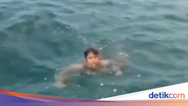 Indonesian Navy Ship Saves Boy Adrift in the Middle of the Sea