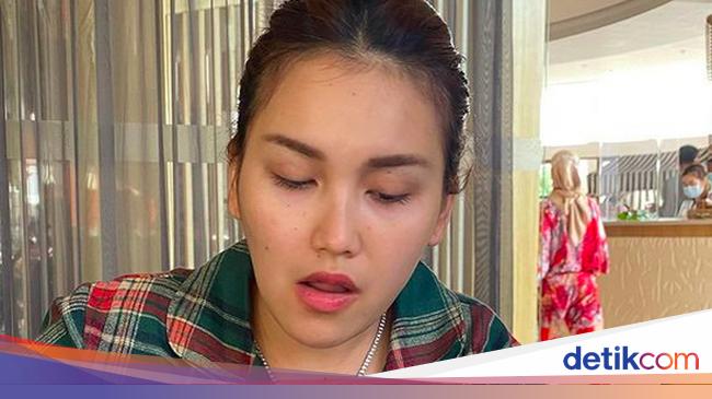 Gaya Ayu Ting Ting Pakai Kalung Berlian, Disebut Mirip Punya Nagita Slavina