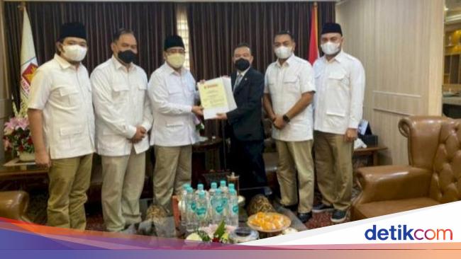 Dilantik Ketua Gerindra Jatim Anwar Sadad Target Menang Pileg 24 Dilantik Ketua Gerindra Jatim Anwar Sadad Target Menang Pileg 24