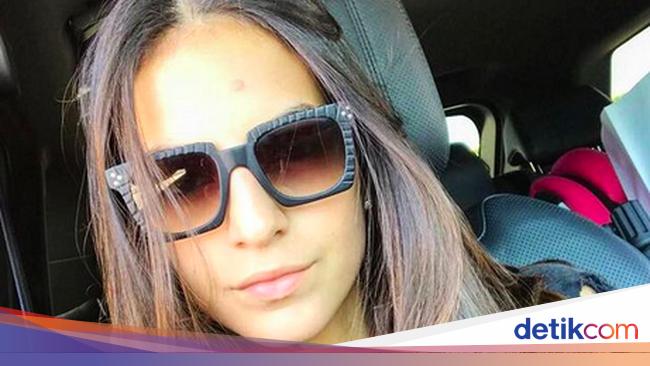 9 Potret Seksi Istri Alex Cordaz, Setia Dampingi Suami ...
