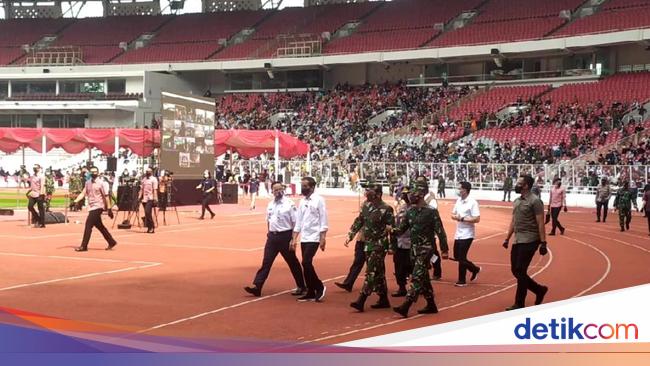 Accompanied by Panglima-Kapolri-Anies, Jokowi Review Mass Vaccination at GBK