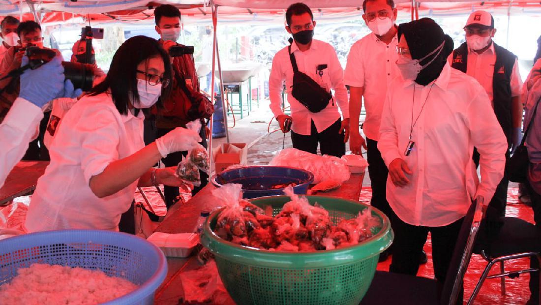 Kemensos Bagikan 935 Paket Makanan Siap Saji Ke Pemulung-Pengemis