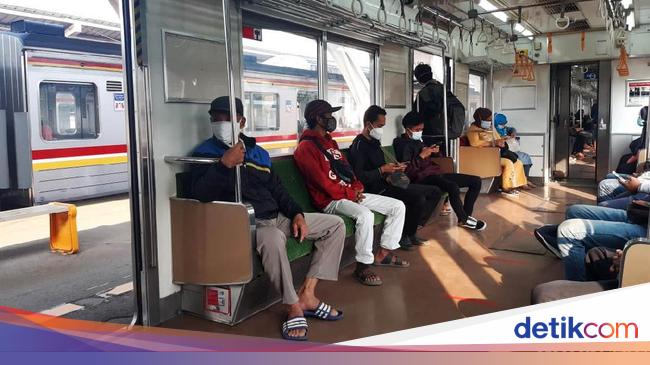 Masih Rame. Potret KRL di Hari Pertama Kerja Masa PPKM Darurat