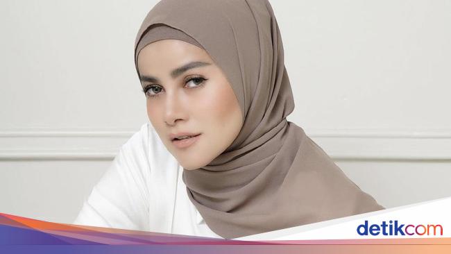 Ouch!  Upload of Olla Ramlan’s Close Friend Leaks, Distributes Her Photos Without Hijab