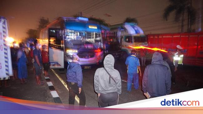 Siasat Sopir Truk Hadapi Penutupan Jalan Nasional Mojokerto yang