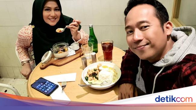 Momen Denny Cagur Saat Sarapan Bareng Istri Dan Makan Di Warkop