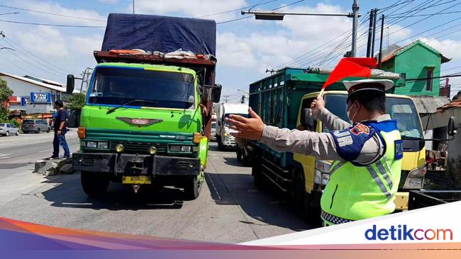 Pintu Masuk Jateng Ditutup Besok, Truk-truk Padati Pantura ...