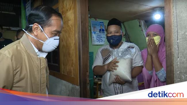 The Surprise Residents of Sunter Agung Jakut were given basic food by Jokowi at night