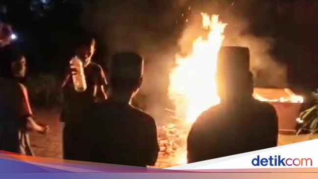 Reject COVID-19 Funeral, Bondowoso Residents Seize the Body and Burn the Coffin