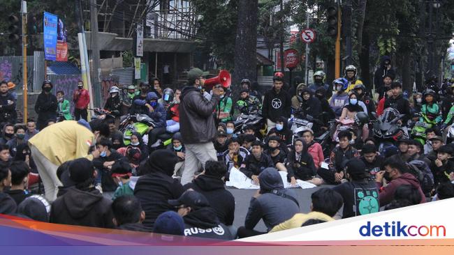 Masses Reject PPKM in Bandung to Occupy Dago-Sulanjana Crossroads