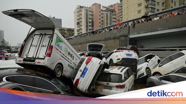 Great Floods in China, Submerged Cars and Many Floating on the Road