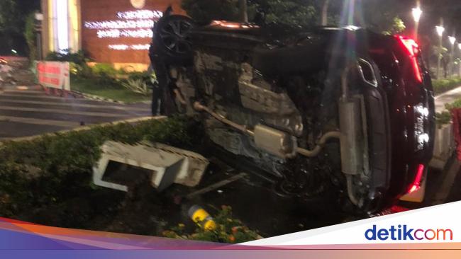 Lexus ‘RFS’ Chronology Avoids Blocking Then Rolls Over at the Senayan Roundabout