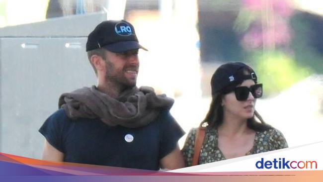 Dakota Johnson Supports Chris Martin at Coldplay Concert – Romance and Accessibility for the Deaf Community