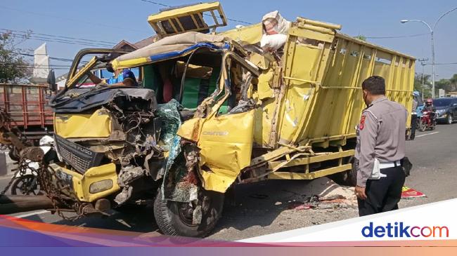 Truk Pengangkut Pakan Ternak Tabrak Tronton di Cirebon, 1 ...