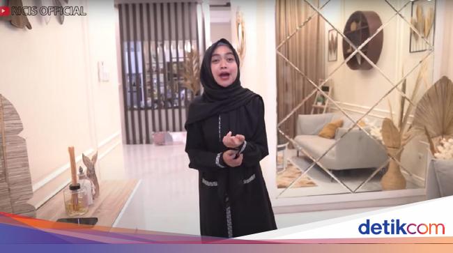 Ria Ricis is said to have been proposed by Teuku Ryan, the family gives an explanation