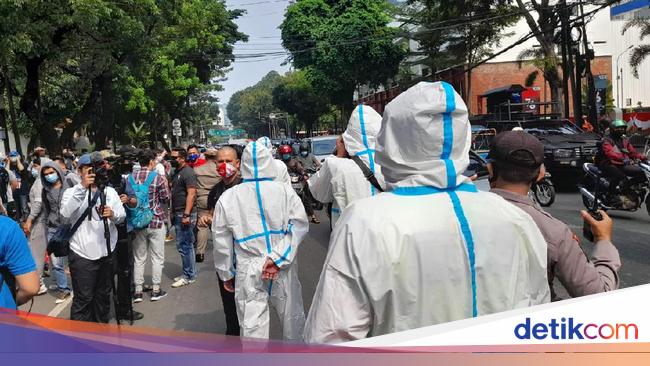 APD Officers Come, Ask for Demonstration of Afghan Asylum Seekers in Central Jakarta Disbanded