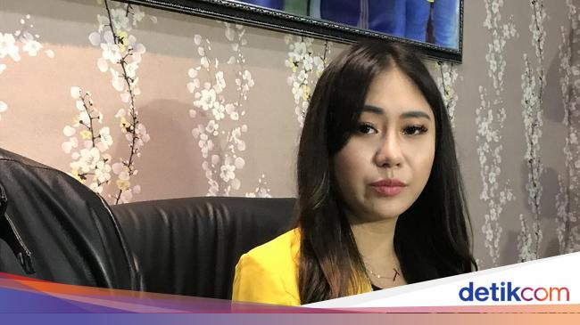 Answering Ahok’s Son’s Doubt, Ayu Thalia Hands Torn Pants to the Police