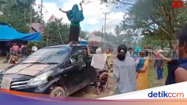 Emak emak di Sultra Protes Jalan Rusak Mobil Dinas Pemda Emak emak di Sultra Protes Jalan Rusak Mobil Dinas Pemda