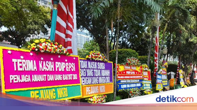 Wreaths to Support Anies’ Interpellation Line up in front of the DKI DPRD