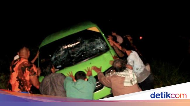 Caught in a lewd, public transportation driver panics until he hits a security guard in Sukabumi