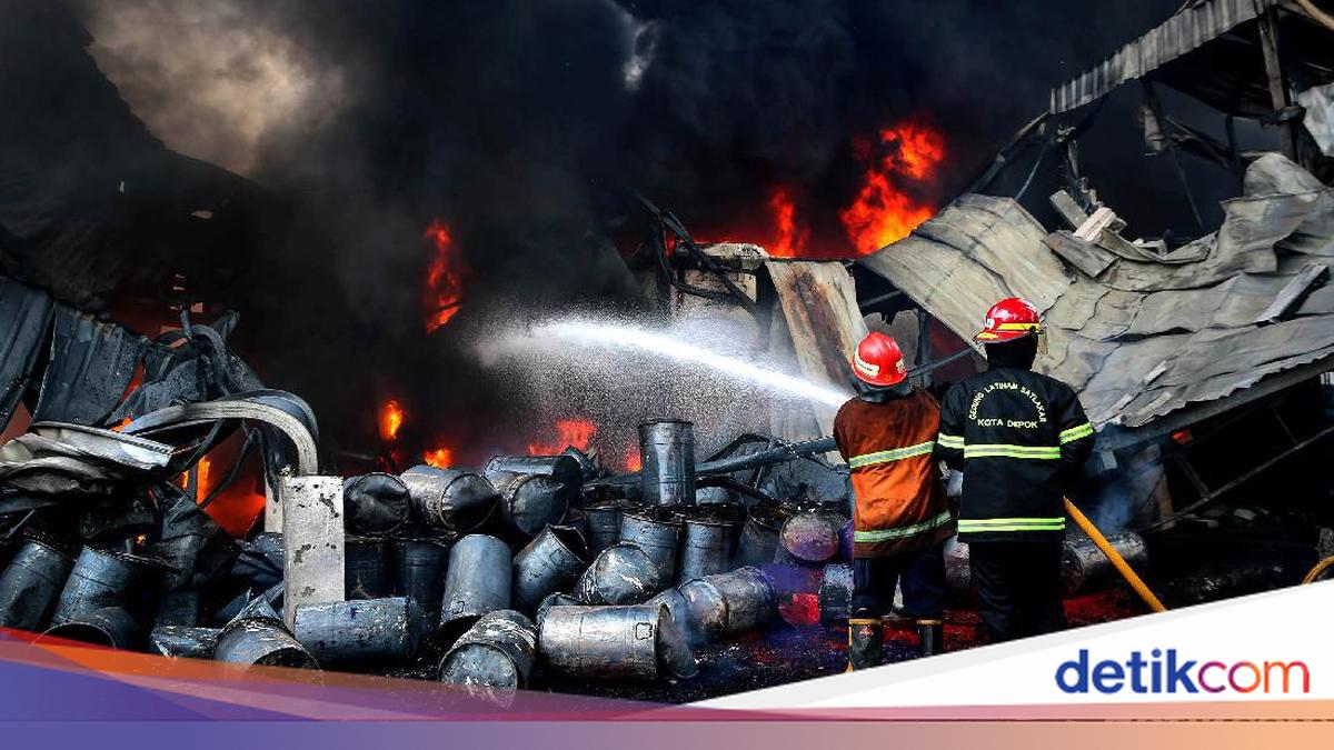 Api Damkar Aksi Petugas Damkar Jinakkan Api di Pabrik Karung yang Terbakar