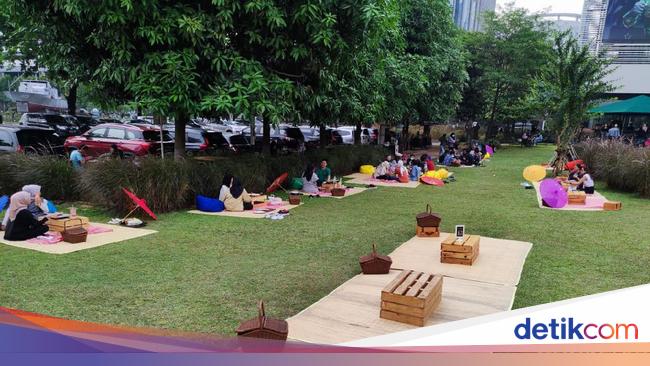 Taman Piknik : Asyiknya Makan Sambil Piknik di Bawah Pesawat Tempur