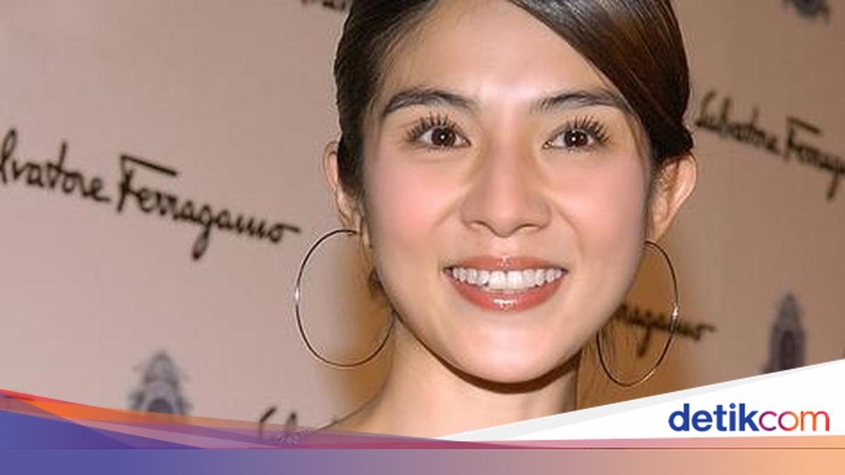 Yigitning qoramagizning gozal mushukini yalashini tomosha qiling