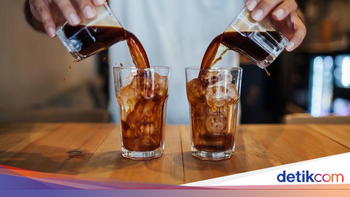 Jangan Asal Ngopi Saat Cuaca Panas, Ini 5 Tips Jaga Tubuh Tetap Terhidrasi