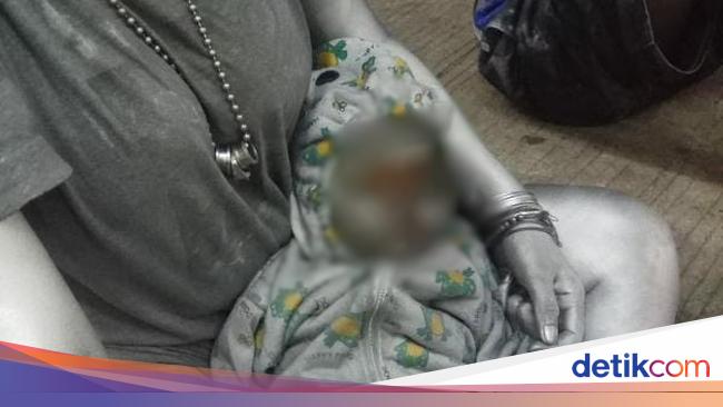 The Beginning of a 10-Month Baby in Tangsel Covered with Paint and Becomes a Silver Man