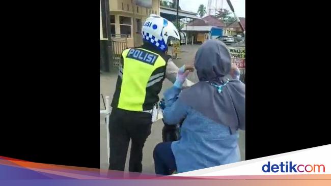 Nasib Emak Emak Yang Tetap Nangkring Saat Motornya Digiring Polisi Dan Ditilang 6314