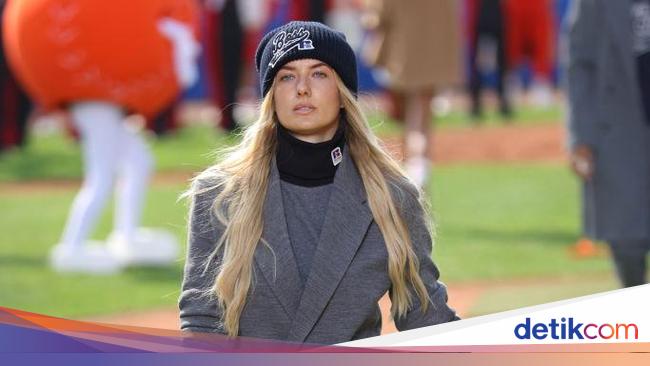 5 Foto Alica Schmidt, Pelari Terseksi di Dunia Jadi Model Milan Fashion