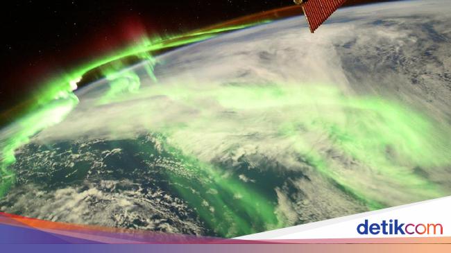 Spectacular Photo of Earth Covering Aurora, Shot from Space