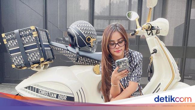 Anggie Jesey’s Cool Pose That Goes Viral Buys Tempe on a Vespa Dior Rp 1.35 M