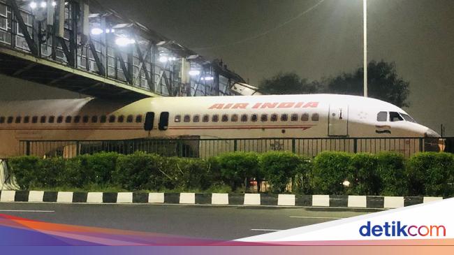 Duh, there’s a plane stuck under the pedestrian bridge