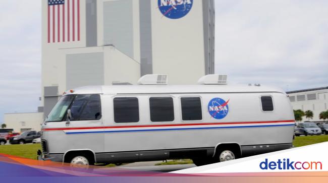 NASA Invites Automotive Manufacturers to Produce Astronaut Carrier Cars to Replace Astrovans