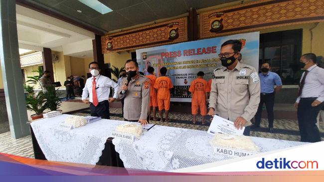 Polisi Tutup 1 000 Sumur Minyak Ilegal Di Sumsel 6 Orang Ditangkap