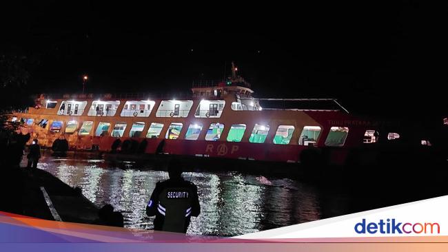 Kmp Tunu Pratama Jaya Kandas Di Dekat Dermaga Pelabuhan Gilimanuk Bali Kmp Tunu Pratama Jaya Kandas Di Dekat Dermaga Pelabuhan Gilimanuk Bali