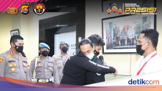 Polisi Banting Pendemo Di Tangerang Minta Maaf Beralasan Cuma Refleks<script async src=