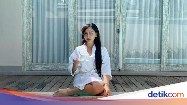 Mami Sisca 'Tante Pemersatu Bangsa' Hobi Makan Nyantai di Kolam Renang