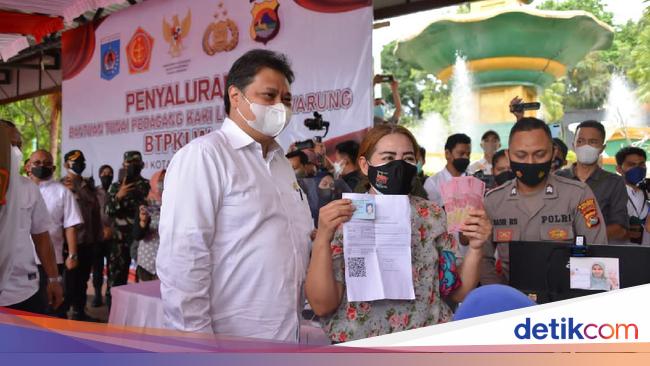 Airlangga Salurkan Bantuan Rp 1 2 Juta Untuk Pkl Dan Warung Di Ntb<script async src=