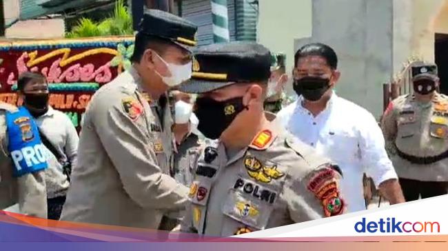 Farewell to Welcome After being removed by the North Sumatran Police Chief, the former Percut Police Chief cries