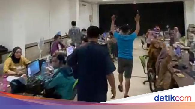 Detik Detik Polda Jabar Gerebek Kantor Pinjol Ilegal Di Sleman<script async src=