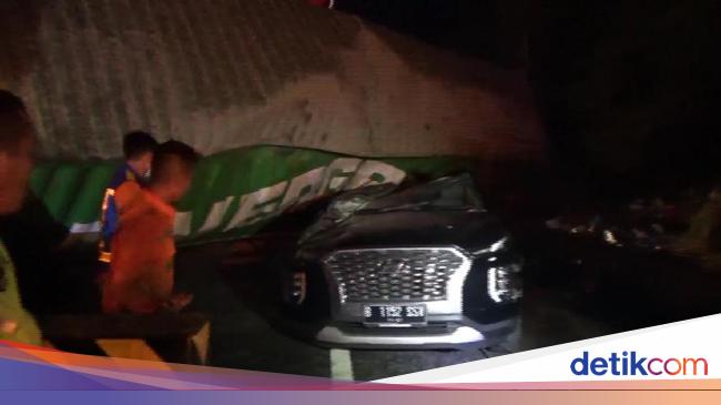 Minibus Truck Accident on Cipularang Toll Road, 1 Dead and 7 Injured