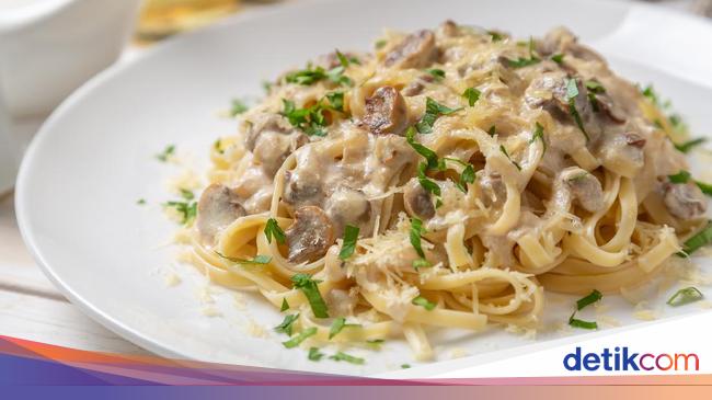 Proses memasak fettuccine dengan saus jamur creamy