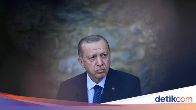 Turkish Currency Drops to High Inflation, Erdoan Sans Ae