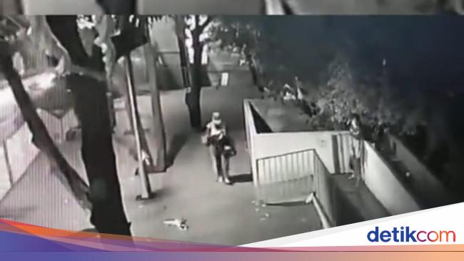 Looking for Exhibitionists near Sudirman Station, Police Check CCTV