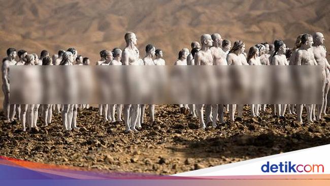 Hundreds of Naked Men and Women Round in the Desert of Israel, What’s Up?