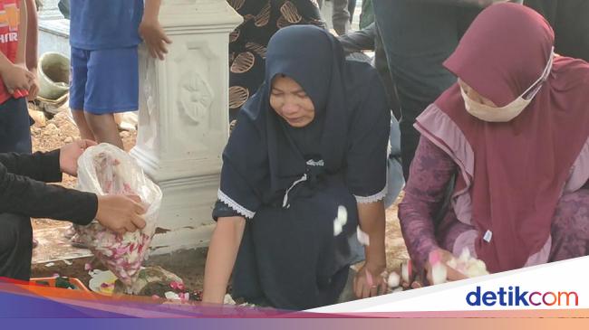 Gilang’s Body, Solo UNS Student Who Died After Diksar was Buried