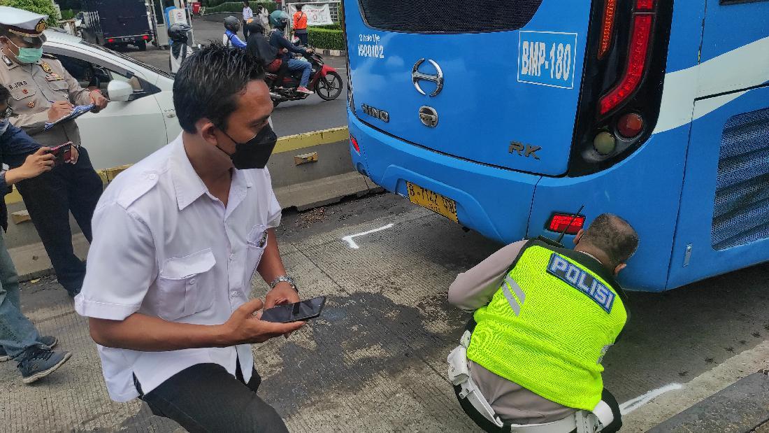 Polisi Olah TKP Kecelakaan Maut TransJ Vs TransJ Di Cawang